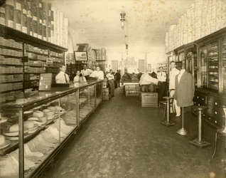Intérieur du magasin de chaussures John Sewell & Co. au 304-6 12th Avenue (Flagler Street), vers 1910