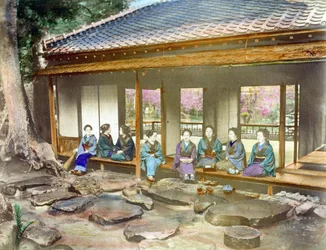 Japon vers 1890. Femmes japonaises dans un jardin