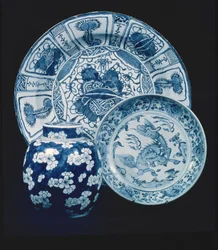 Plat de Service en Porcelaine Kraak, Période Wan Li (1573-1619); Plat Provincial, Début du 16ème Siècle; Pot à Gingembre en Porcelaine Bleue et Blanche, Période K
