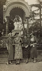Dames posant sous le monument à l