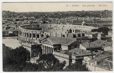 Languedoc-Roussillon, Gard, Nîmes : vue générale de la ville avec les arènes et la Maison Carrée - Carte postale fin 19e-20e siècle