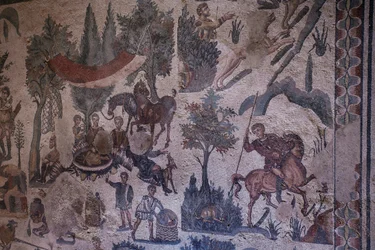 Salle de la petite chasse. Vue générale de la mosaïque. IIIe - IVe siècle. Villa romaine du Casale, Sicile. Site UNESCO.
