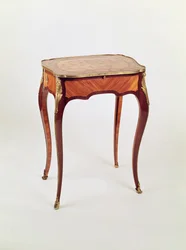 Table à écrire en marqueterie Louis XV par Bernard van Risenburgh