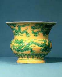 Pot Ming vert et jaune période Chand Te (1506-21)