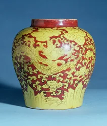Pot balustre rouge et jaune Ming (marque Chia ching) (1522-66)