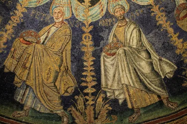 Mosaïque du plafond du Baptistère de Néon. Détail de la procession des douze apôtres autour de la mosaïque centrale dans deux directions, se terminant par la rencontre de Saint Pierre et Saint Paul. 5ème siècle, Ravenne, Italie. Inscrit au patrimoine mondi