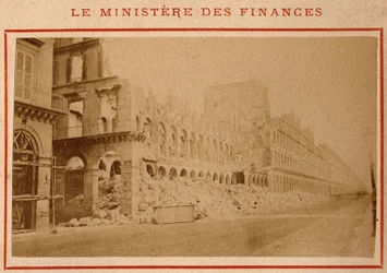 Commune de Paris (1871) : vue du ministère des Finances en ruines à Paris en mai 1871. Photographie de Pierre Pepetit. Impression sur carton, Dim. 9x5,4 cm