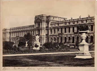 Commune de Paris (1871) : vue du Palais des Tuileries à Paris vers mai 1871. Photographie anonyme