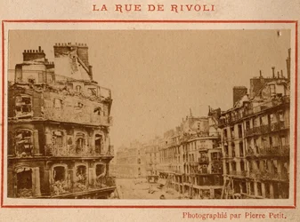 Municipalité de Paris (1871) : vue des bâtiments incendiés sur la rue de Rivoli à Paris en mai 1871