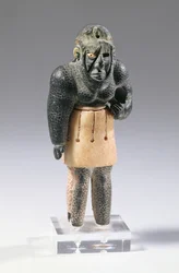 Génie mythologique des montagnes, vers 2200 av. J.-C. (calcaire et chlorite, diadème en fer météoritique)
