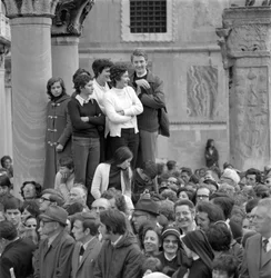 PERSONNES REGARDANT LE CARDINAL ALBINO LUCIANI (Jean-Paul Ier) AVEC LE PAPE PAUL VI À VENISE - 1972