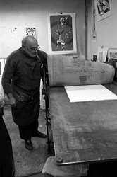 Portrait de Dikran Daderian, peintre et graveur libanais. Préparation du tirage. Atelier de gravure Pasnic à Paris en 2008