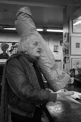 Portrait de Michel Haas, peintre français. Atelier de gravure Pasnic à Paris en 2009