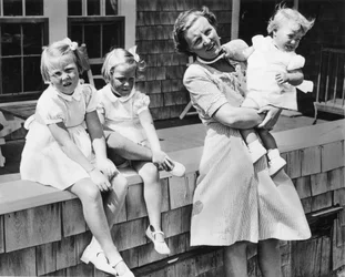 Princesse Juliana des Pays-Bas (à droite) et ses trois filles blondes, Beatrix, 6 ans, Irene, 4 ans, et Margriet Francesca, 18 mois, en vacances à Cape Cod