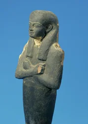 Figure de Ptah-Sokar-Osiris avec perruque tripartite et bras croisés, égyptienne, 21e-22e dynastie, c.900 av. J.-C. (détail)