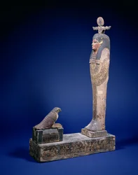 Figure de Ptah-Soker-Osiris debout sur un socle en boîte face à un sarcophage avec un faucon Horus, objet funéraire, égyptien, Période Ptolémaïque, vers 200 av. J.-C.