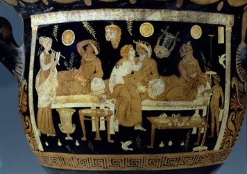 Cratère à calice à figures rouges et blanches : détail représentant une scène de banquet (détail)