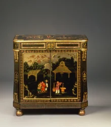 Cabinet noir Regency tole peinte, montrant des portes avant peintes avec des figures de marchands dans un paysage, rare, vers 1815