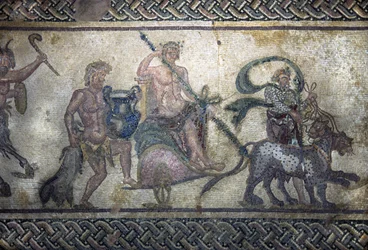 Art romain : le triomphe de Dionysos (Bacchus, Bacco). Le dieu monté sur un char au centre. Il porte une couronne de laurier et tient un thyrse (lance entourée de lierre avec une pomme de pin à la fin). Deux panthères avancent devant lui.