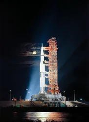 Des projecteurs illuminent cette scène nocturne à la plateforme A, Complexe de lancement 39, Centre spatial Kennedy, Floride, montrant le véhicule spatial Apollo 17 (vaisseau spatial 114/module lunaire 12/Saturne 512) pendant les préparatifs de lancement