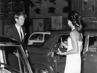 Sénateur Robert Kennedy avec sa femme. Via Veneto. Rome. 1966.