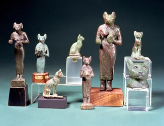 Plusieurs statuettes de la déesse-chatte Bast et figurines de chats représentant la même déesse, égyptiennes, Basse époque, vers 664-300 av. J.-C.
