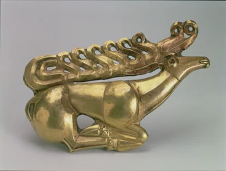 Emblème de bouclier en forme de cerf couché, scythe, fin du 7e-début du 6e siècle av. J.-C. (or)