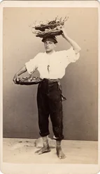 Petits métiers : un jeune homme tenant des paniers en osier, Venise. 19ème siècle