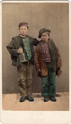 Petits métiers : portrait de deux petits garçons pauvres, en haillons, Venise. 19ème siècle