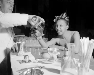 La chanteuse et danseuse pop Joséphine Baker au Festival international du film de Venise Lido - 1948