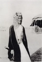 T. E. Lawrence en tenue arabe