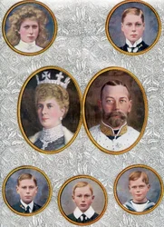 La famille royale britannique en 1910. En haut à gauche, la princesse Mary, princesse royale et comtesse de Harewood, 1897-1965. Le prince de Galles, plus tard Édouard VIII