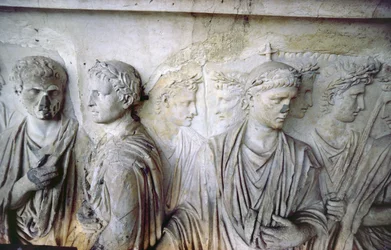 La façade arrière, détail de la décoration en relief antique (certaines pièces de l