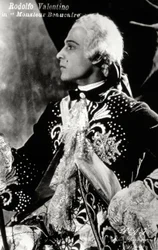 Le célèbre acteur de cinéma muet Rodolfo Valentino en costume de scène élaboré de style XVIIIe siècle pour le film 