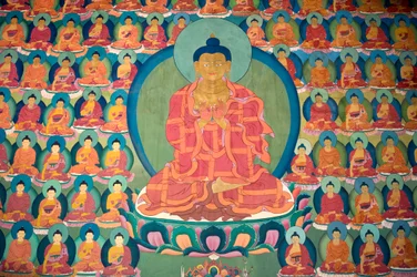 Bouddhisme tibétain; peinture murale; Bouddha en méditation; nombreux petits Bouddhas; Monastère de Chemre Gompa; Chemrey; région du Ladakh; Jammu-et-Cachemire; Inde; Asie du Sud; Asie