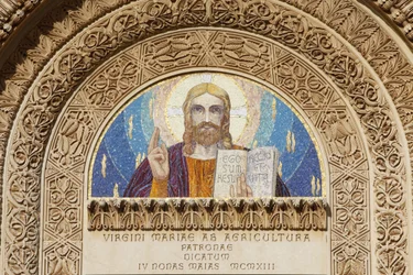 Tympan du basilique Santa Maria della Coltura, Parabita, Italie