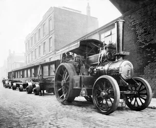 Royaume-Uni : Une locomotive à traction tirant une charge. Manchester, vers 1904