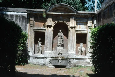 Vue du jardin, détail de la fontaine avec sarcophage romain et statuaire