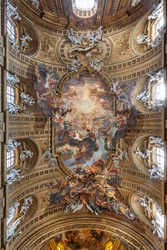 Vue de la voûte de la nef avec "Le Triomphe au Nom de Jésus"