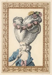 Femme avec cheveux relevés sur un pouf et décorés de fleurs, perles et d
