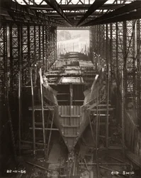 Début des travaux de construction du pont principal du Northbank au chantier naval William Doxford & Sons, Sunderland, 22 novembre 1956