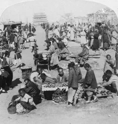Un marché dans la ville tartare du nord, en direction de la tour du tambour, Pékin, Chine, 1901