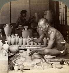 Un potier et son tour, façonnant un vase en porcelaine d