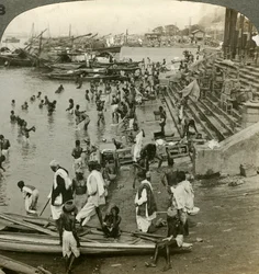 Baignade à un ghat sur le Gange, Calcutta, Inde, vers 1900