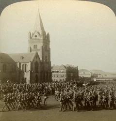 Soldats britanniques passés en revue par Lord Roberts, Place publique, Pretoria, Afrique du Sud, Guerre des Boers, 1900