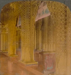 Intérieur du temple bouddhiste avec des décorations coûteuses en or et en couleurs, Moulmein, Birmanie, 1907. Artistes : Elmer Underwood, Bert Elias Underwood