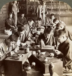 Artisans experts créant des motifs en cloisonné, Kyoto, Japon, 1904