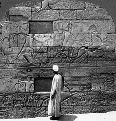Grands reliefs de guerre sculptés dans le mur du temple de Karnak, Thèbes, Égypte, 1905