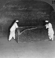 Sarcophage de Khéops, brisé par des voleurs, dans la Grande Pyramide, Égypte, 1905