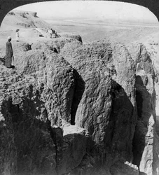 Vue sur le Nil depuis les falaises occidentales de Thèbes, Égypte, 1905